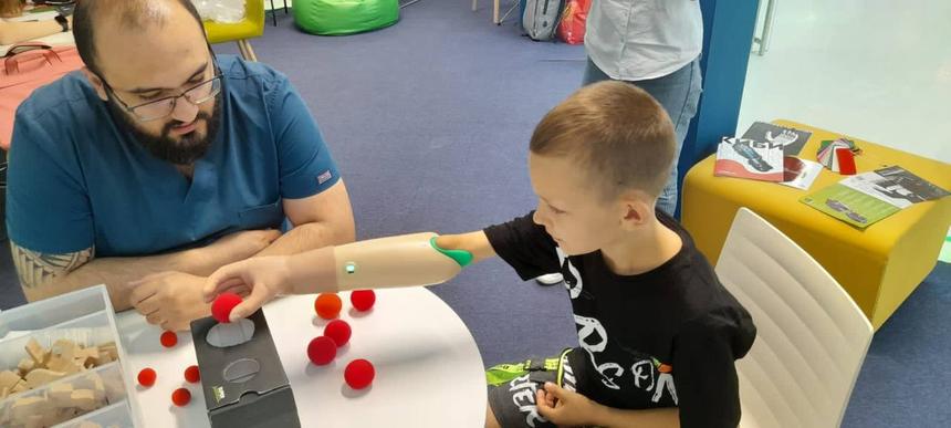 Глазами пациента и врача: как устроен мир протезирования и кто такие кибергерои