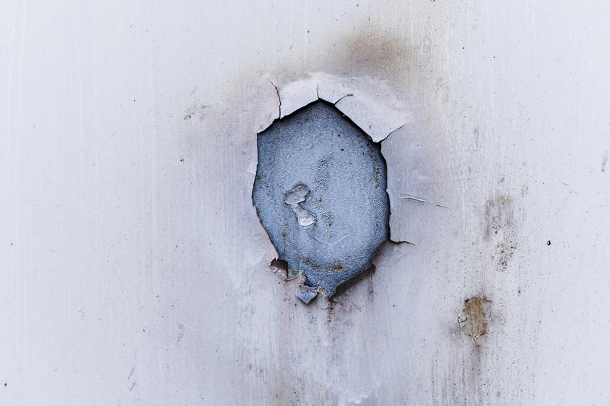 Проснулась под завалами: потолок рухнул на спящую женщину