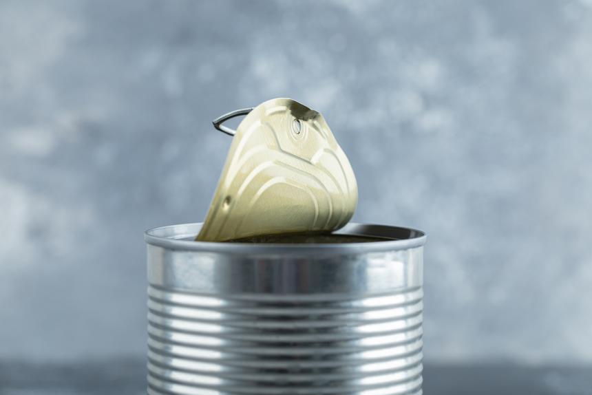 Блогер-сыроед довел ребенка до голодной смерти, а себе припрятал запасы с тушенкой