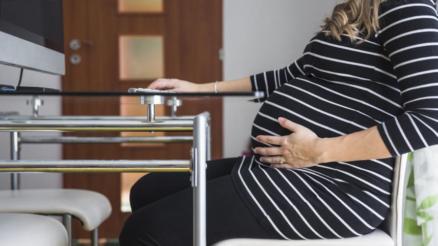 Пьяный мужчина надел на шею беременной женщине ошейник и избил всем, что попадется под руку