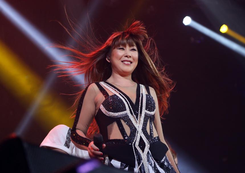 Все из-за ожогов: Анита Цой вынуждена использовать респиратор во время готовки