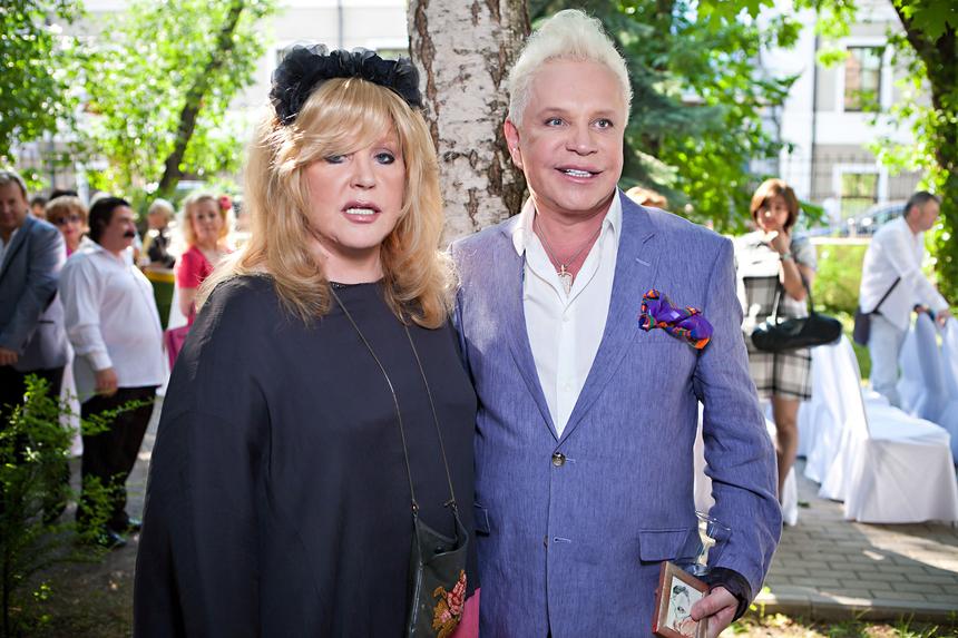 Венок от Элтона Джона и цветы от Пугачевой: друзья открыли памятник Борису Моисееву на Троекуровском кладбище