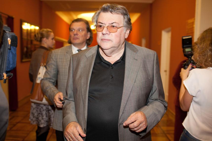 Помощница никому не давала с ним целоваться: Александр Ширвиндт пришел в театр, опираясь на костыль