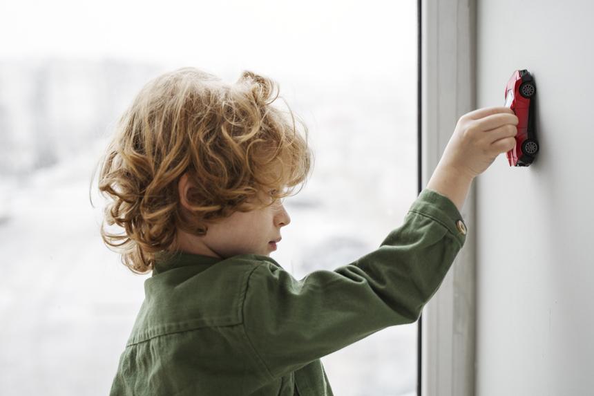 В Москве трехлетний мальчик выпал из окна квартиры, пока родители были дома