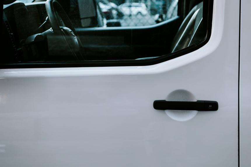 Евгений Плющенко взял кредит на пять лет, чтобы купить премиальную иномарку