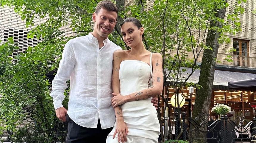 Новоиспеченная жена футболиста Смолова похвасталась кольцом за полмиллиона рублей