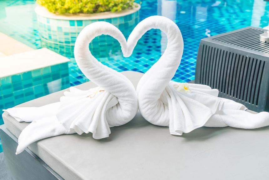 Жена актера Сердюкова едва не утонула в попытке красиво упасть в бассейн на свадьбе