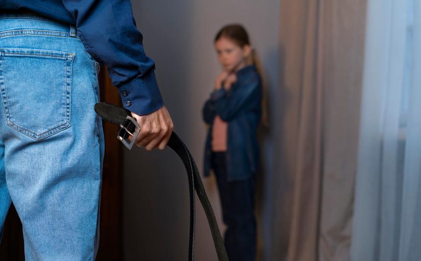 Пытался склонить к интиму: в Подмосковье отец избил умственно отсталую дочь