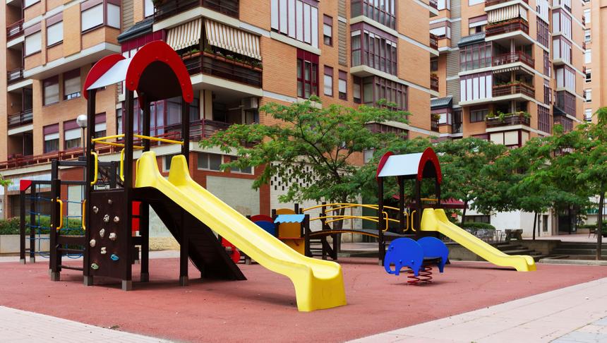 «Полностью оторван ноготь»: на Сахалине двухлетний ребенок пострадал от игр на детской площадке