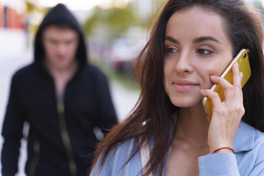 Ударил и затолкал в машину: жительницу Владивостока похитили на глазах у прохожих