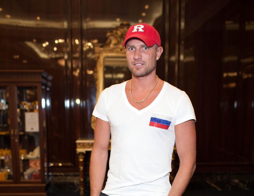 Роман Костомаров написал первое слово в протезе