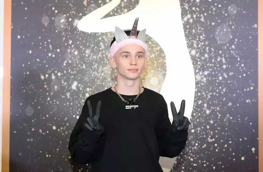 Приемный отец Дани Милохина прокомментировал призыв блогера в армию и призвал успокоиться