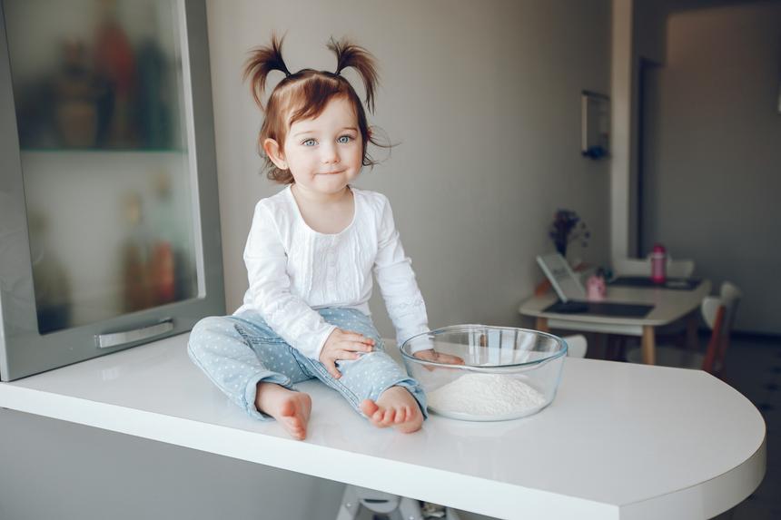 Сверху лежала электроплита: в Томской области мать нашла мертвой годовалую дочь