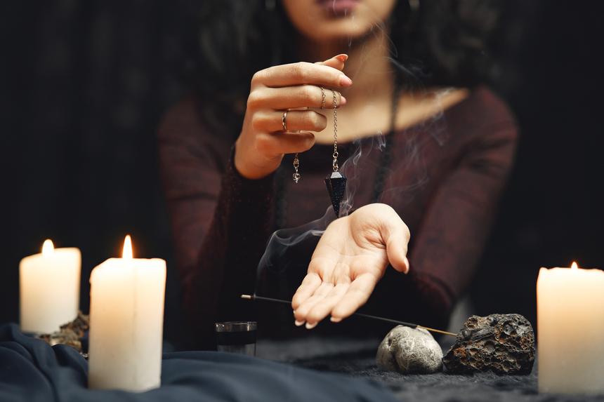 Кукла вуду и сырая земля: зачем блогерша устроила ритуал у квартиры бывшего мужа