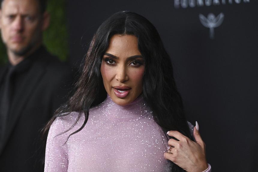 Ким Кардашьян попала в неловкую ситуацию из-за лопнувших латексных лосин