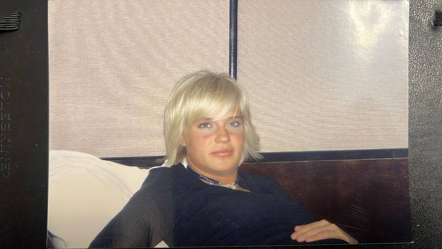 «Прыщавый пупс»: Глюкоза удивила фанатов архивным снимком