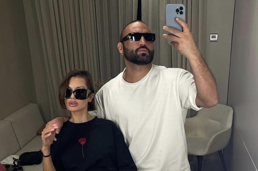 Прячет глаза: Боня почти целиком показала обновленное лицо стоимостью 20 млн рублей