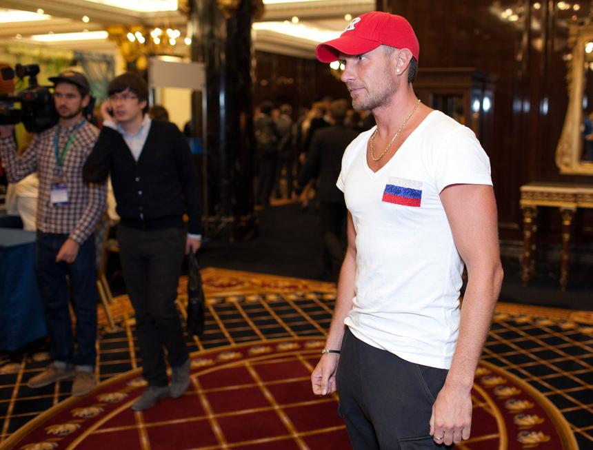 «Хочу скоро через 2 ступеньки шагнуть»: Костомаров устроил забег по лестнице