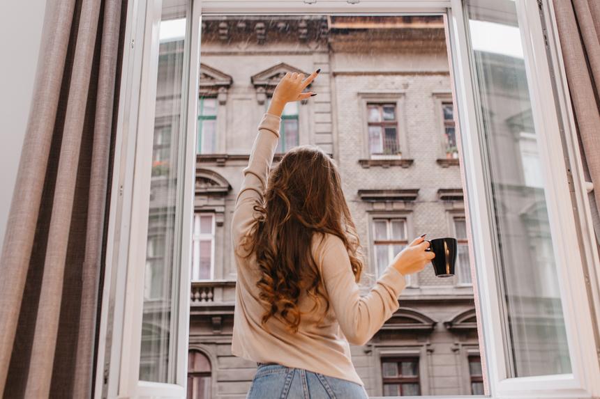 Жительница Петербурга потеряла ключи от квартиры и вышла через окно на 2-м этаже