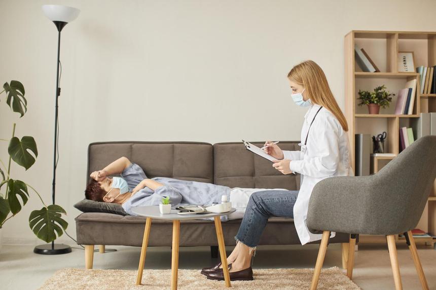 Пьяная женщина заперла в квартире врачей и угрожала им ножом, чтобы получить лекарство