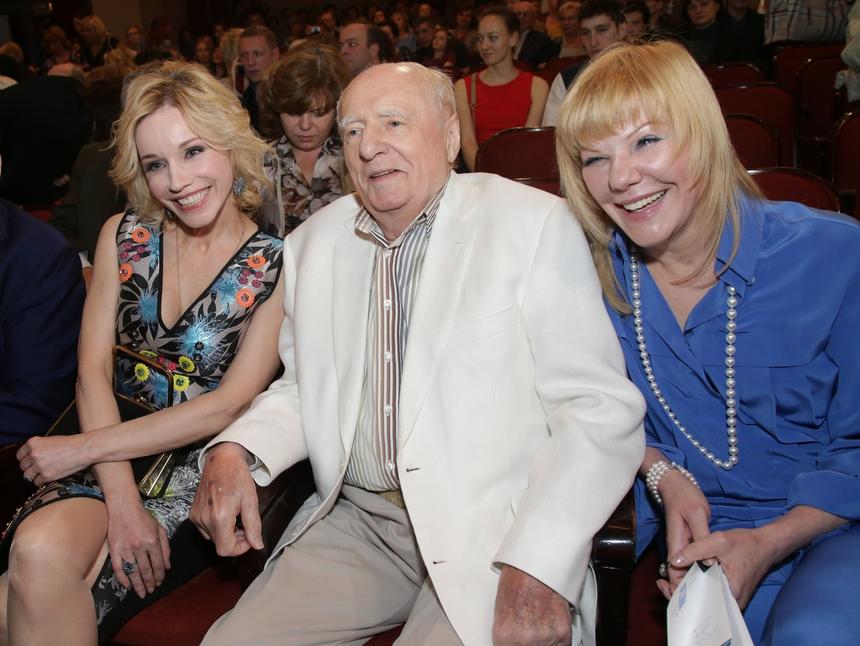 «Будешь танцевать со сломанным пальцем»: актриса Захарова рассказала, как работала с отцом в кино