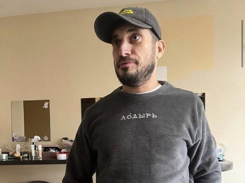 Не смог прожить год без алкоголя: рэпер Паша Техник вынужден набить рекламное тату на шее