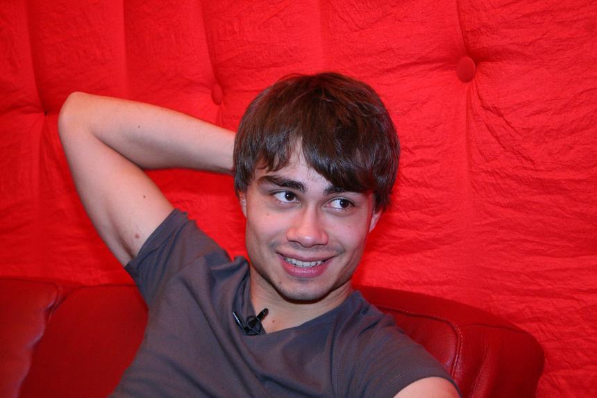 Психолог объяснила поведение фанатки, на которую певец Рыбак подал в суд