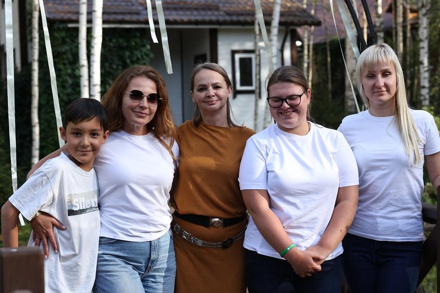 Ирина Попкова, Елена Платонова и Платонова Анна с друзьями