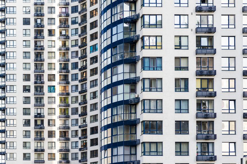 В Подмосковье школьница выпала с 14 этажа на куст сирени и выжила