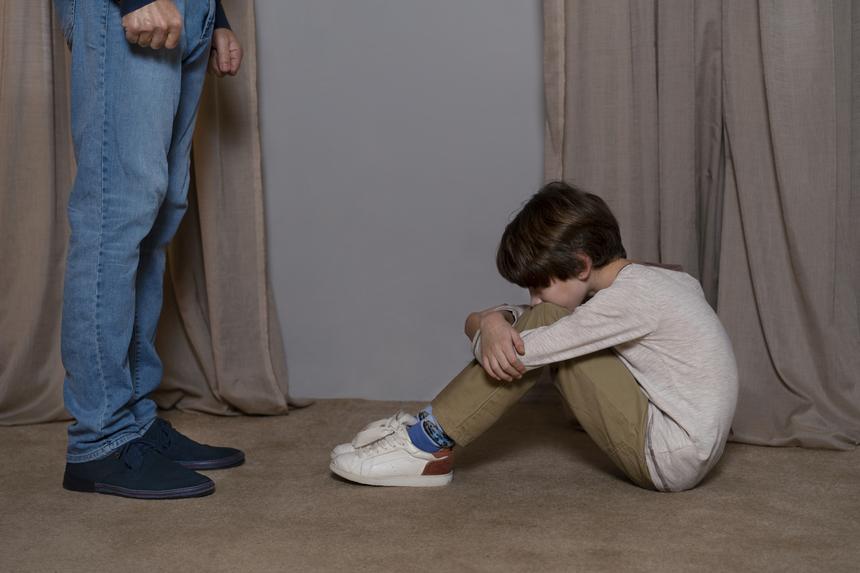 В Красноярском крае старший брат избил младшего из-за ревности к родителям