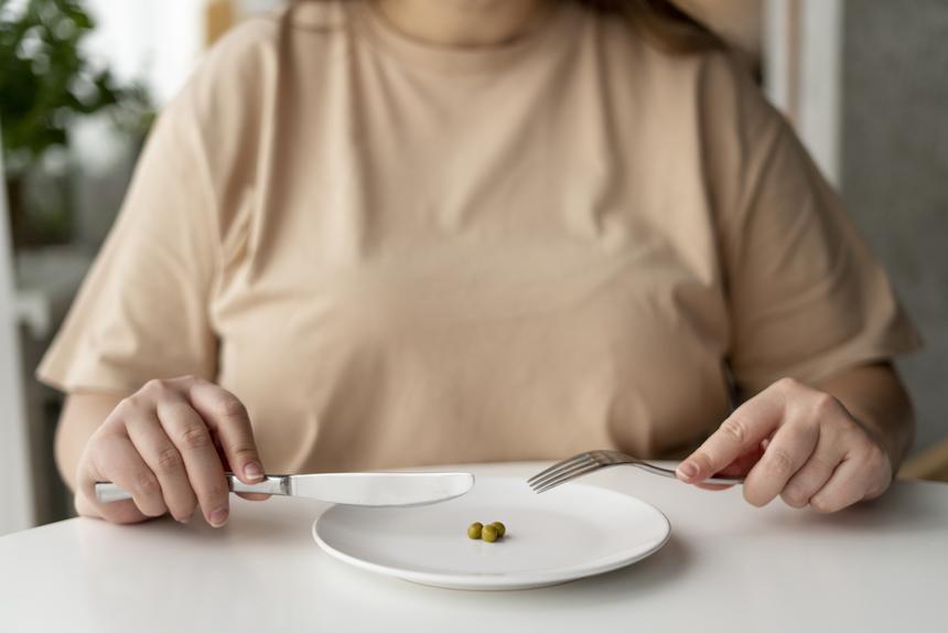 Изможденная диетами школьница порезала себя из-за еды