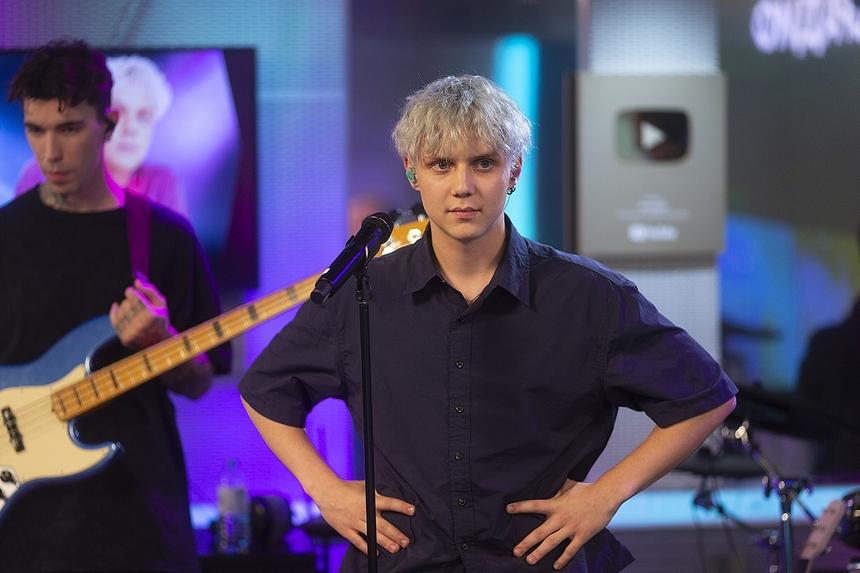 С ней лучше дружить: певец Ваня Дмитриенко рассказал о профессии своей матери