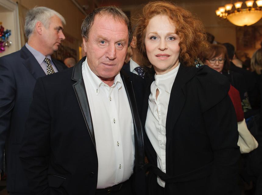 75-летний актер Владимир Стеклов вышел в свет с дочкой от молодой жены