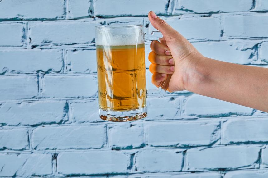 В Петербурге мужчина выпил дома пива и впал в кому