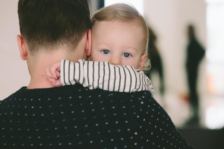 Дядя взял в заложники племянницу и приставил к ее шее нож