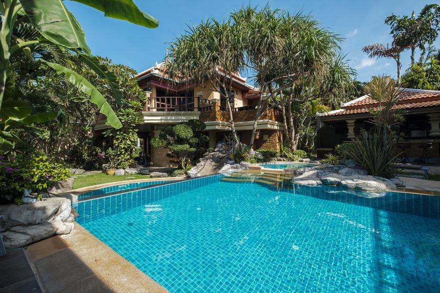 Муж был в шоке, когда узнал: чем занималась Лика Стар за границей