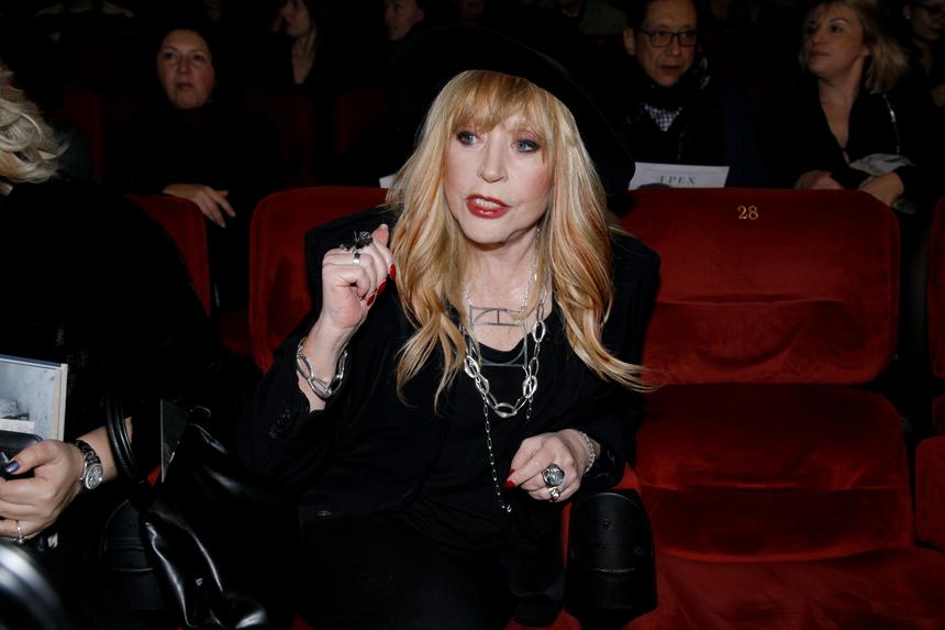 С трудом вылезла из своего авто: соседи Пугачевой в деревне  Грязь заподозрили у нее серьезную болезнь