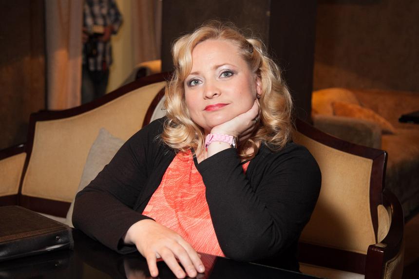 Психолог объяснила желание Светланы Пермяковой встретить олигарха и жить в «золотой клетке»