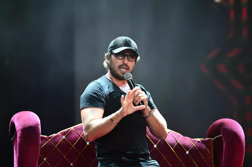 Уехавшего из России Александра Ревву заметили на светском мероприятии в Москве