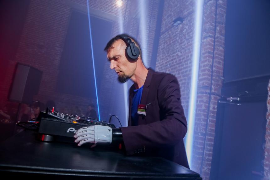 Лишившийся обеих рук россиянин рассказал об экстремальных хобби и работе DJ