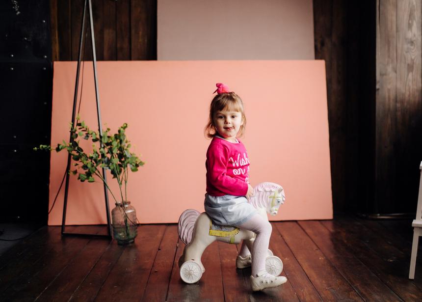 В Подмосковье девочка засунула голову в горшок-стульчик и не смогла снять