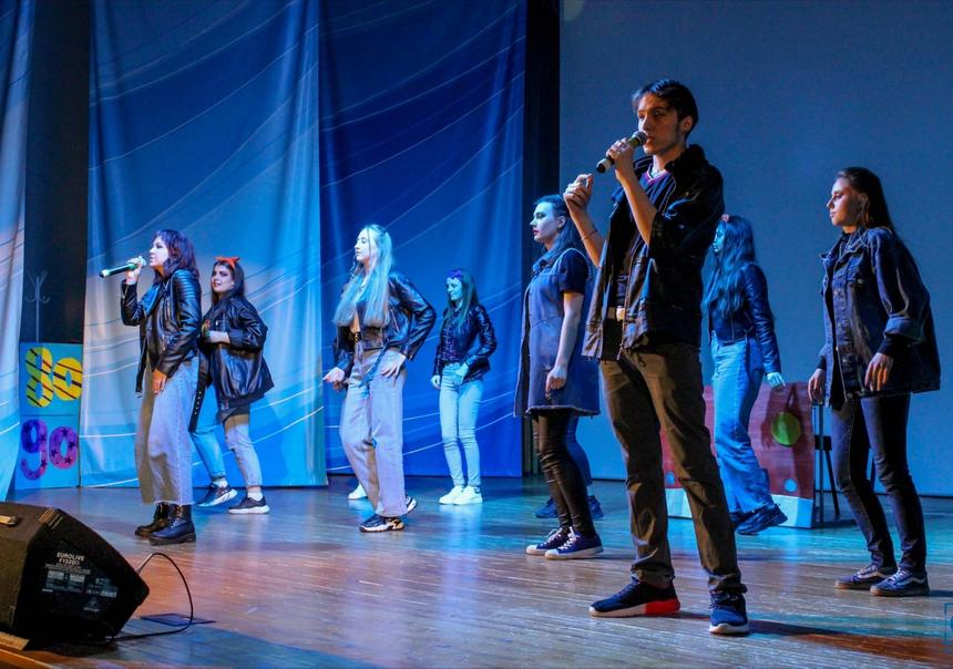 «С детьми каждый день не похож на предыдущий»: зачем российские мужчины идут работать в детские сады и школы