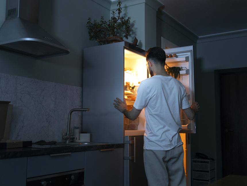 Суд арестовал мужчину, который забил до смерти свою бабушку и спрятал ее труп в морозильнике