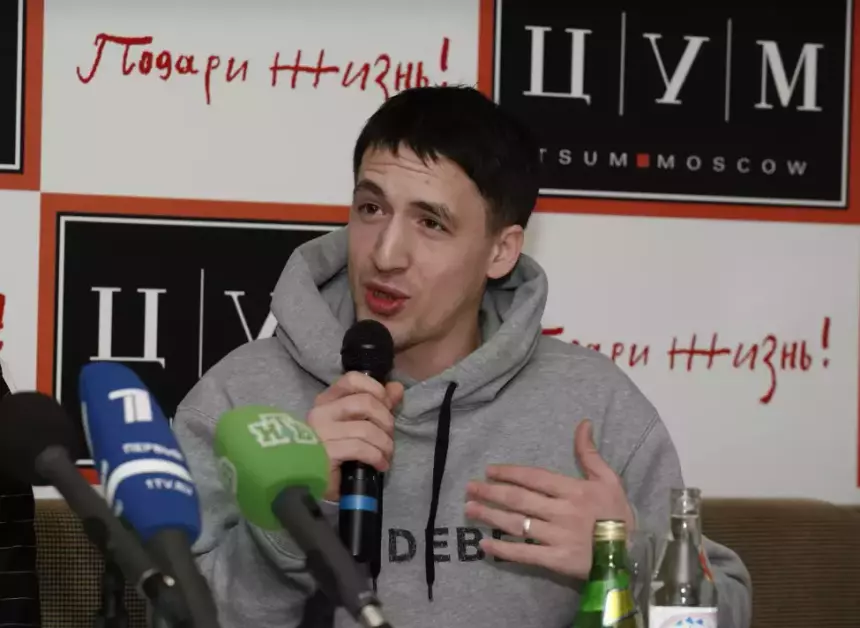 Живущая в бедности мама Артура Смольянинова* втайне возит внуков за границу