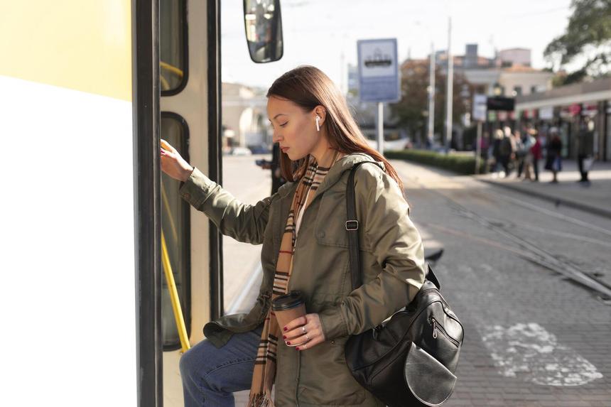 «От меня горелым запахло»: в Новосибирске пассажирку троллейбуса ударило током