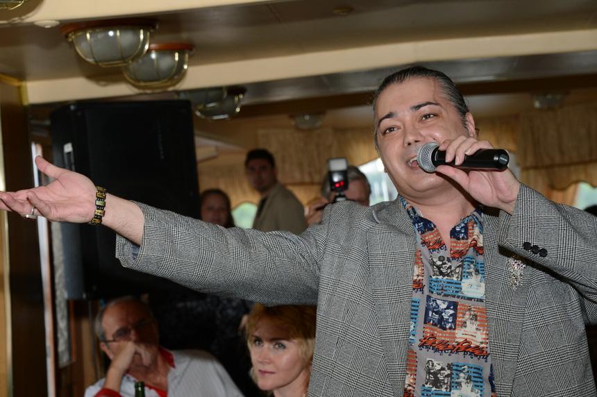 Участник шоу «Суперстар!» обвинил Пугачеву в крушении карьеры из-за сходства с Киркоровым