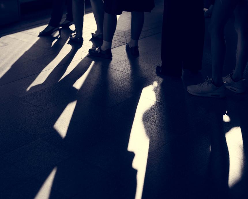 SHOT: женщине стало плохо в давке около Большого театра в очереди за билетами