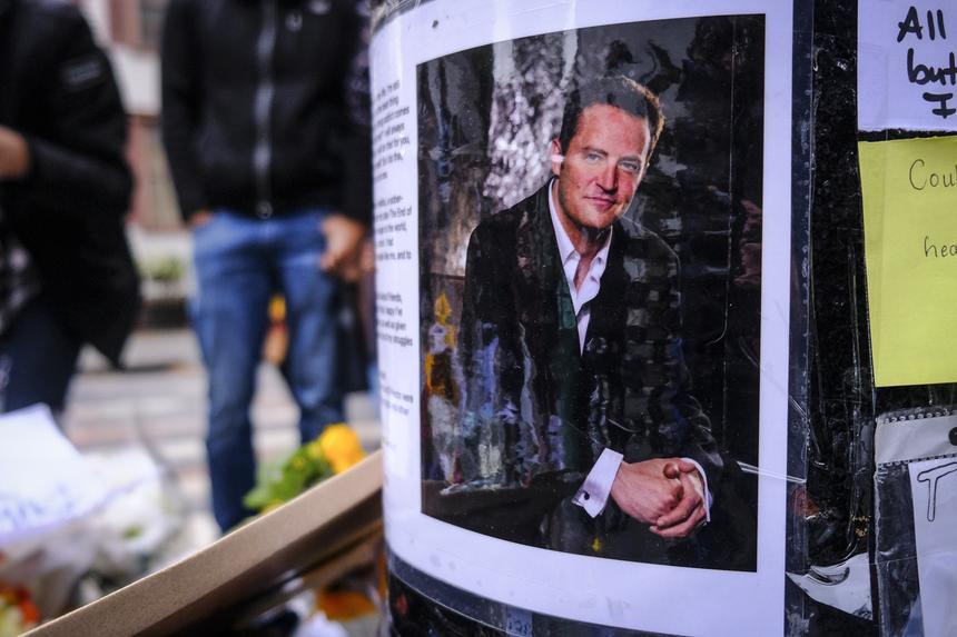 Экс-возлюбленная Мэттью Перри считает, что в его смерти замешаны наркотики