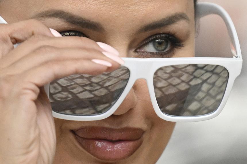 Виктория Боня приехала в Москву и впервые показала лицо целиком после пластики