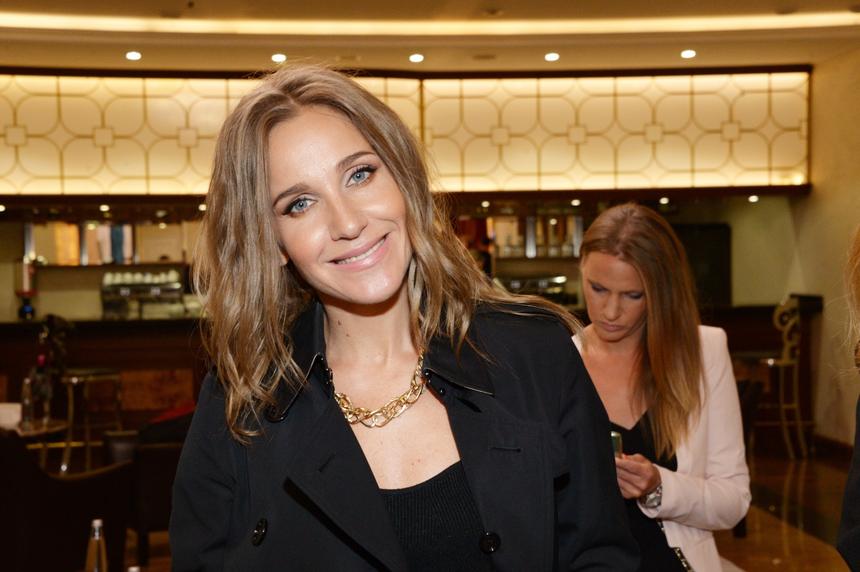 Роман Костомаров и Алсу без мужа приехали поздравить Юлию Ковальчук с 41-летием